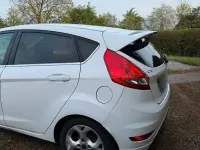 Gebraucht Ford Fiesta Titanium 95 PS (69 kW) 2011 Weiß Kleinwagen