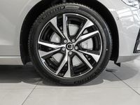 Neu Volvo V60 Plus 197 PS (144 kW) 2025 Silber Kombi