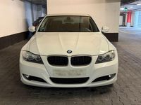 Gebraucht BMW 318 143 PS (105 kW) 2009 Weiß Limousine