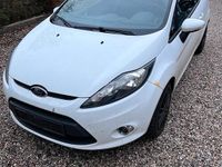 Gebraucht Ford Fiesta 60 PS (44 kW) 2012 Weiß Kleinwagen