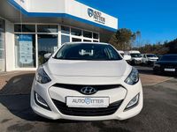 Gebraucht Hyundai i30 Trend 99 PS (72 kW) 2012 Creamy white / sol (metallic) Limousine