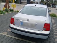 Second-hand VW Passat 100 CP (73 kW) 1998 Argintiu Berlinǎ