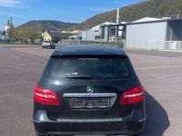 Gebraucht Mercedes B180 122 PS (89 kW) 2012 Schwarz Van / Kleinbus
