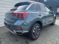 Neu VW T-Roc Style 150 PS (110 kW) 2026 Petroleum blue metallic ... SUV
