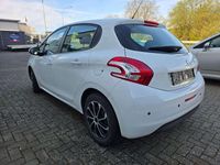 Gebraucht Peugeot 208 Active 68 PS (50 kW) 2013 Weiß Kleinwagen