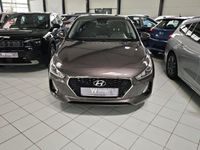 Gebraucht Hyundai i30 Select 101 PS (74 kW) 2017 Silber Limousine