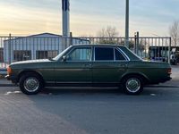 Gebraucht Mercedes E230 136 PS (100 kW) 1982 Grün Limousine