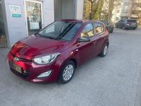 Gebraucht Hyundai i20 Edition 86 PS (63 kW) 2014 Wine red / mic Kleinwagen