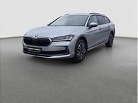 Neu Skoda Superb Selection 204 PS (150 kW) 2025 Silber Kombi
