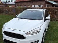 Gebraucht Ford Focus 101 PS (74 kW) 2015 Weiß Limousine