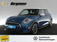 Gebraucht Mini Cooper Classic 136 PS (100 kW) 2021 Blau / island blue Kleinwagen