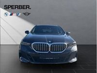 Neu BMW 550e 490 PS (360 kW) 2026 Grau (sophistograu brillanteffekt metallic) Kombi