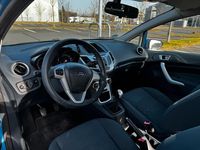 Gebraucht Ford Fiesta 97 PS (71 kW) 2012 Blau Kleinwagen