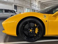 Second-hand Ferrari 488 670 CP (492 kW) 2017 Galben Cabrio