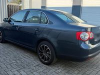 Gebraucht VW Jetta 105 PS (77 kW) 2006 Blau Limousine
