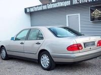 Gebraucht Mercedes E220 Classic 95 PS (69 kW) 1997 Beige Limousine