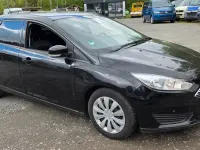 Usado Ford Focus Trend 125 CV (91 kW) 2017 Negro Berlina