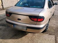 Gebraucht Renault Mégane 90 PS (66 kW) 1998 Gold Limousine
