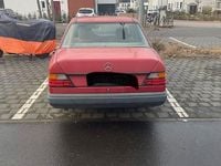 Gebraucht Mercedes E200 118 PS (86 kW) 1987 Rot Limousine