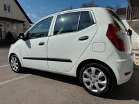 Gebraucht Hyundai i10 Edition 69 PS (50 kW) 2013 Weiß Kleinwagen