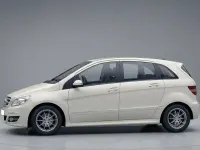 Gebraucht Mercedes B200 140 PS (102 kW) 2011 Weiß Kleinwagen