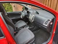 Gebraucht Hyundai i20 77 PS (56 kW) 2011 Rot Kleinwagen