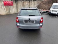 Gebraucht Skoda Superb Elegance 125 PS (91 kW) 2011 Grau Kombi