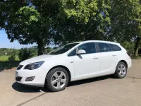 Gebraucht Opel Astra Edition 125 PS (91 kW) 2011 Weiß Kombi