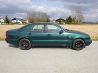 Gebraucht Mercedes E220 Classic 95 PS (69 kW) 1997 Grün Limousine
