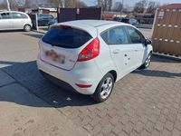 Gebraucht Ford Fiesta Trend 82 PS (60 kW) 2011 Weiß Kleinwagen
