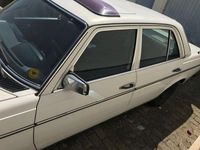 Gebraucht Mercedes E230 136 PS (100 kW) 1982 Weiß Limousine