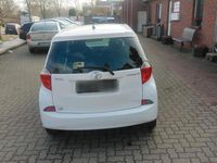 Gebraucht Toyota Verso-S 99 PS (72 kW) 2012 Weiß Van / Kleinbus