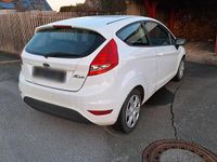 Gebraucht Ford Fiesta 65 PS (47 kW) 2012 Weiß Kleinwagen