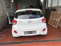 Gebraucht Hyundai i10 YES! Silver 67 PS (49 kW) 2015 Weiß Kleinwagen