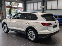 Gebraucht VW Touareg 231 PS (169 kW) 2022 Weiß SUV