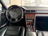 Gebraucht Mercedes E500 326 PS (239 kW) 1992 Schwarz Limousine