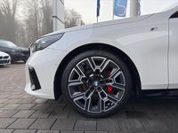 Gebraucht BMW 520 M Sport 197 PS (144 kW) 2025 Mineralweiss metallic Kombi
