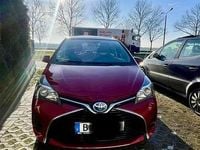 Gebraucht Toyota Yaris Hybrid 75 PS (55 kW) 2015 Rot Limousine
