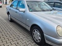 Gebraucht Mercedes E200 136 PS (100 kW) 1998 Silber Limousine