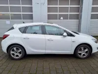 Używany Opel Astra 101 KM (74 kW) 2010 Biały Hatchback