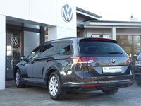 Gebraucht VW Passat Basis 122 PS (89 kW) 2023 Mangangrau metallic Kombi
