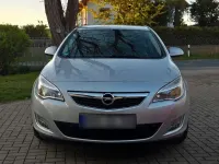 Gebraucht Opel Astra Edition 140 PS (102 kW) 2011 Silber Kombi