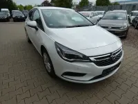 Używany Opel Astra Edition 110 KM (80 kW) 2017 Biały Sedan/Limuzyna