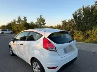 Gebraucht Ford Fiesta 60 PS (44 kW) 2014 Weiß Kleinwagen