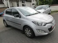 Gebraucht Hyundai i20 Classic 86 PS (63 kW) 2015 Licht silber Kleinwagen