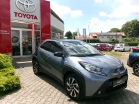 Neu Toyota Aygo X 72 PS (52 kW) 2025 Celestite grey met/sky black SUV