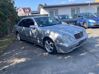 Gebraucht Mercedes E220 Classic 143 PS (105 kW) 2001 Silber Limousine