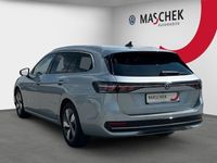 Gebraucht VW Passat IQ Drive 150 PS (110 kW) 2024 Oyster silver Kombi