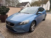 Gebraucht Volvo V40 Kinetic 120 PS (88 kW) 2015 Power blue / metallic Kombi