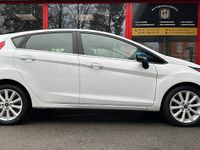 Gebraucht Ford Fiesta Titanium 125 PS (91 kW) 2016 Weiß Kleinwagen